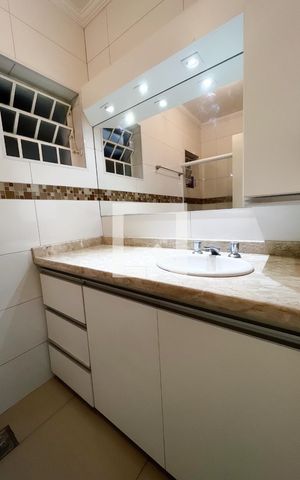 Casa à venda com 193m², 4 quartos e 4 vagas Casa à venda com 193m², 4 quartos e 4 vagasBanheiro