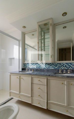 Apartamento à venda com 180m², 4 quartos e 2 vagas Apartamento à venda com 180m², 4 quartos e 2 vagasBanheiro da Suíte 1