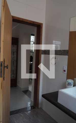 Casa à venda com 132m², 5 quartos e 1 vagaBanheiro