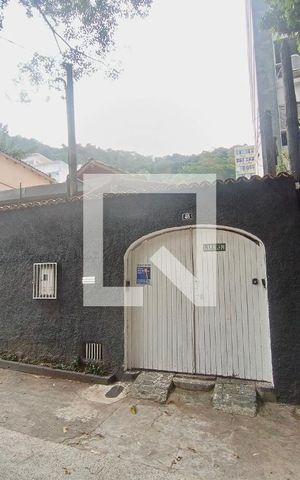 Casa à venda com 600m², 2 quartos e 2 vagas Casa à venda com 600m², 2 quartos e 2 vagasFachada