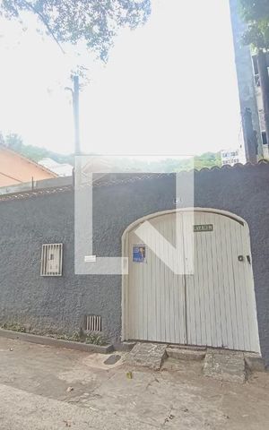 Casa à venda com 600m², 2 quartos e 2 vagas Casa à venda com 600m², 2 quartos e 2 vagasFachada