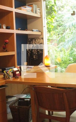 Casa à venda com 560m², 6 quartos e 8 vagasEscritório
