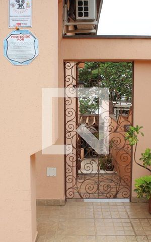 Casa à venda com 250m², 2 quartos e 2 vagasFachada