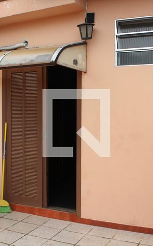 Casa à venda com 250m², 2 quartos e 2 vagasSacada quarto suíte