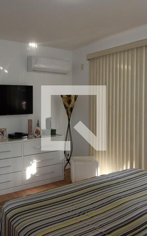 Casa de condomínio à venda com 230m², 3 quartos e 3 vagas Casa de condomínio à venda com 230m², 3 quartos e 3 vagasSuite