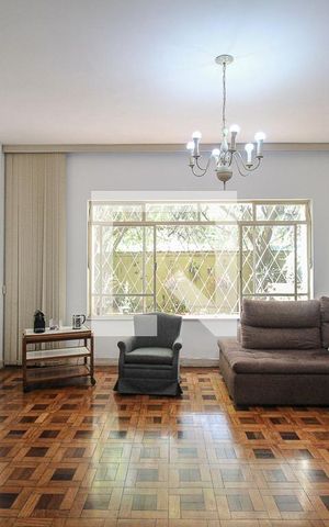 Casa à venda com 300m², 5 quartos e 4 vagas Casa à venda com 300m², 5 quartos e 4 vagasSala de TV