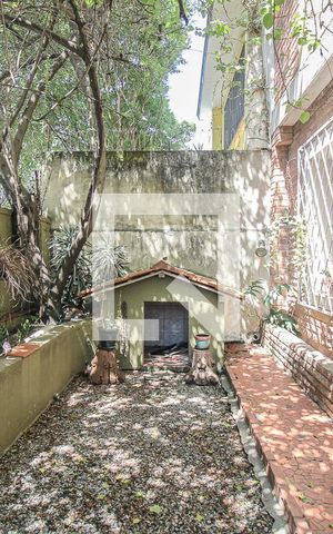 Casa à venda com 300m², 5 quartos e 4 vagas Casa à venda com 300m², 5 quartos e 4 vagasJardim
