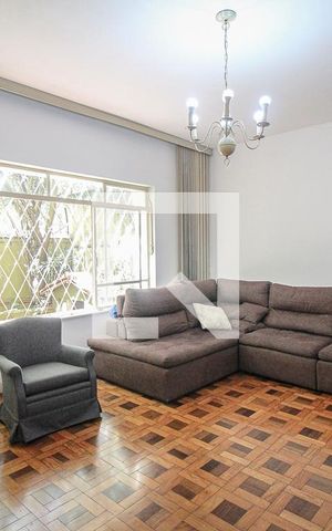 Casa à venda com 300m², 5 quartos e 4 vagas Casa à venda com 300m², 5 quartos e 4 vagasSala de TV