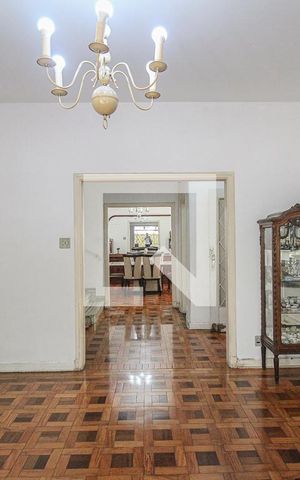 Casa à venda com 300m², 5 quartos e 4 vagas Casa à venda com 300m², 5 quartos e 4 vagasSala de TV