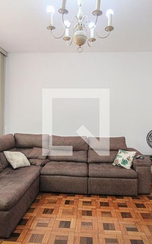 Casa à venda com 300m², 5 quartos e 4 vagas Casa à venda com 300m², 5 quartos e 4 vagasSala de TV