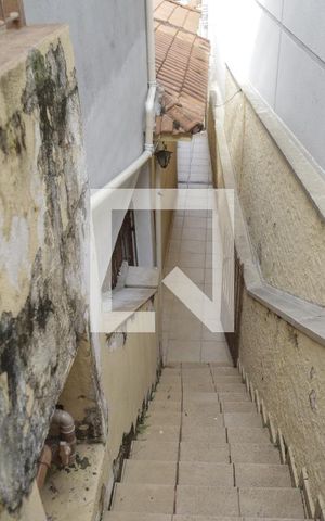 Casa à venda com 375m², 6 quartos e 3 vagasEscadas