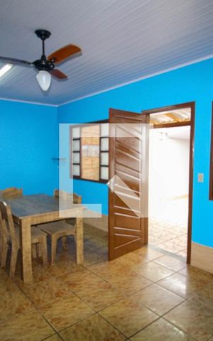 Casa para alugar com 70m², 2 quartos e 2 vagasFundos