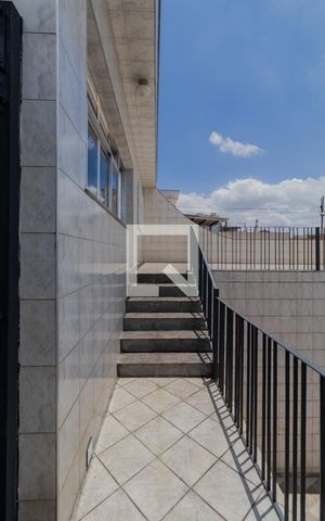Casa à venda com 500m², 2 quartos e 6 vagas Casa à venda com 500m², 2 quartos e 6 vagasEscada