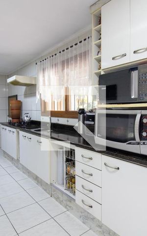 Casa à venda com 247m², 4 quartos e 2 vagas Casa à venda com 247m², 4 quartos e 2 vagasCozinha