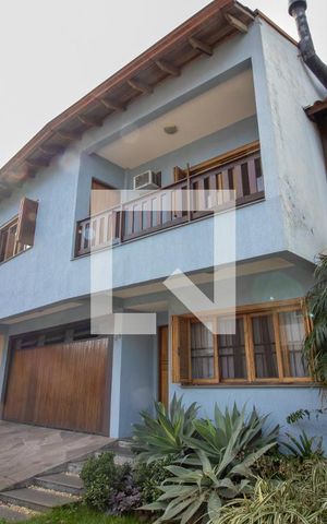 Casa à venda com 247m², 4 quartos e 2 vagas Casa à venda com 247m², 4 quartos e 2 vagasFachada