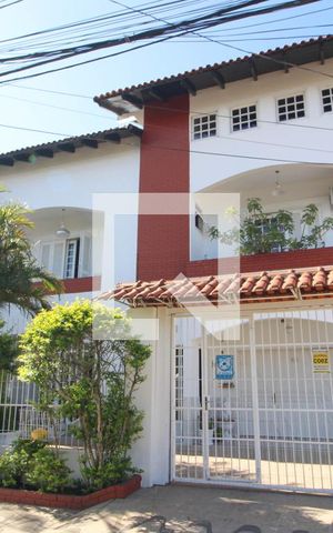 Casa à venda com 410m², 5 quartos e 3 vagas Casa à venda com 410m², 5 quartos e 3 vagasFachada