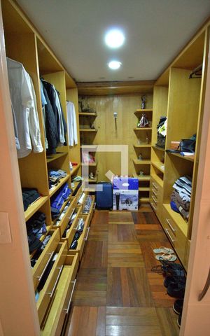 Apartamento à venda com 490m², 4 quartos e 5 vagas Apartamento à venda com 490m², 4 quartos e 5 vagasCloset da Suíte 3