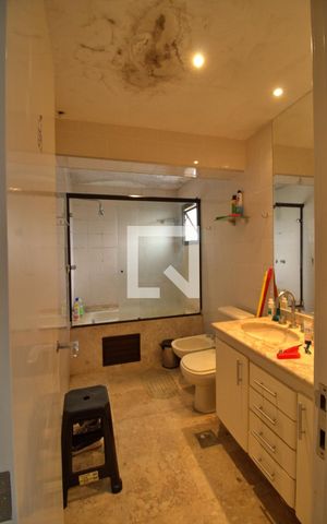 Apartamento à venda com 490m², 4 quartos e 5 vagas Apartamento à venda com 490m², 4 quartos e 5 vagasBanheiro da Suíte 2