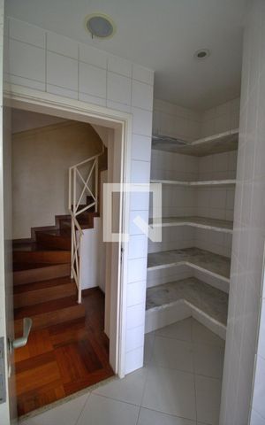 Apartamento à venda com 490m², 4 quartos e 5 vagas Apartamento à venda com 490m², 4 quartos e 5 vagasDispensa