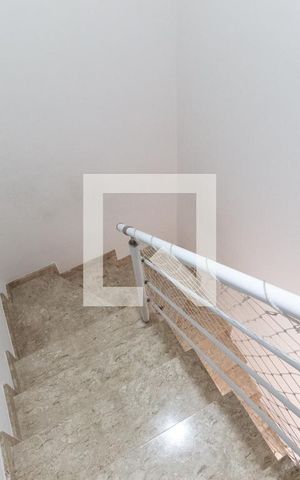 Casa de condomínio à venda com 80m², 2 quartos e 2 vagas Casa de condomínio à venda com 80m², 2 quartos e 2 vagasEscada