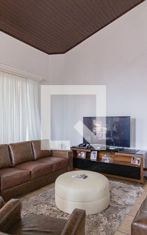 Casa à venda com 292m², 4 quartos e 5 vagasSala