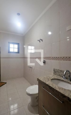 Casa à venda com 190m², 3 quartos e 3 vagasSuíte 1 - Banheiro