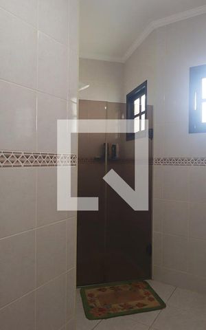 Casa à venda com 190m², 3 quartos e 3 vagasSuíte 1 - Banheiro