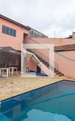 Casa à venda com 384m², 4 quartos e 7 vagas Casa à venda com 384m², 4 quartos e 7 vagasPiscina