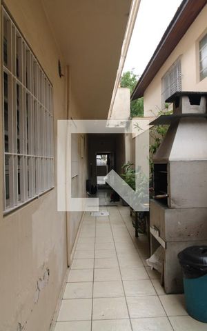 Casa à venda com 178m², 4 quartos e 2 vagasCorredor lateral