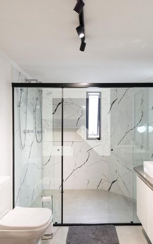 Apartamento à venda com 216m², 3 quartos e 3 vagas Apartamento à venda com 216m², 3 quartos e 3 vagasBanheiro da Suíte 1