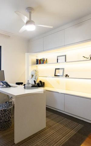 Apartamento à venda com 216m², 3 quartos e 3 vagas Apartamento à venda com 216m², 3 quartos e 3 vagasEscritório