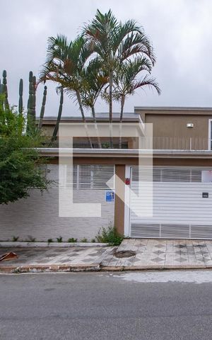 Casa para alugar com 70m², 2 quartos e 1 vaga Casa para alugar com 70m², 2 quartos e 1 vagaFachada