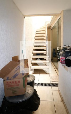 Casa à venda com 350m², 2 quartos e 2 vagasEscada