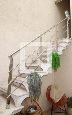 Casa à venda com 350m², 2 quartos e 2 vagasEscada