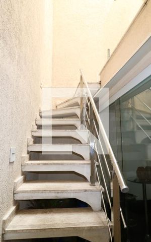 Casa à venda com 350m², 2 quartos e 2 vagasEscada