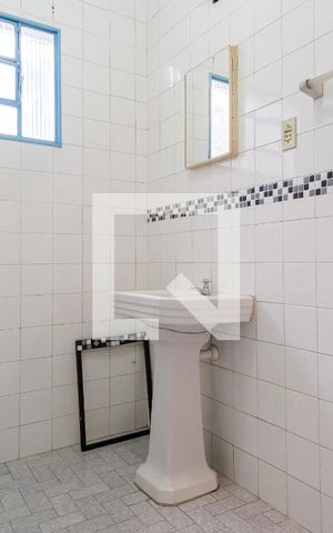 Casa à venda com 180m², 3 quartos e 2 vagas Casa à venda com 180m², 3 quartos e 2 vagasBanheiro Social