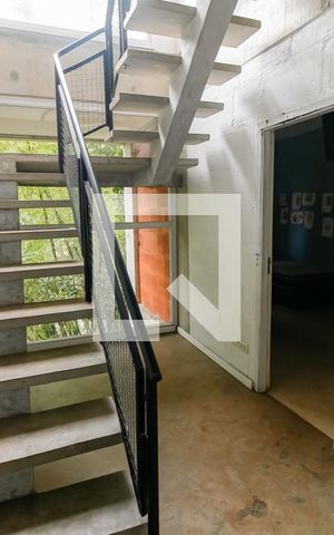 Casa à venda com 210m², 4 quartos e 2 vagas Casa à venda com 210m², 4 quartos e 2 vagasEscada acesso quartos