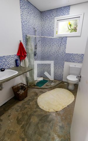 Casa à venda com 210m², 4 quartos e 2 vagas Casa à venda com 210m², 4 quartos e 2 vagasBanheiro Corredor