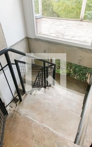 Casa à venda com 210m², 4 quartos e 2 vagas Casa à venda com 210m², 4 quartos e 2 vagasEscada acesso quartos