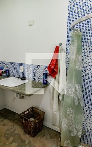 Casa à venda com 210m², 4 quartos e 2 vagas Casa à venda com 210m², 4 quartos e 2 vagasBanheiro Corredor