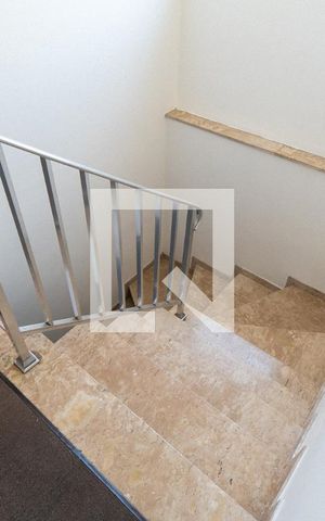 Casa para alugar com 204m², 3 quartos e 2 vagas Casa para alugar com 204m², 3 quartos e 2 vagasEscada
