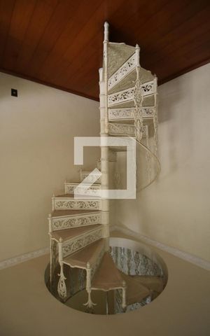 Casa à venda com 329m², 5 quartos e 3 vagasSala 1