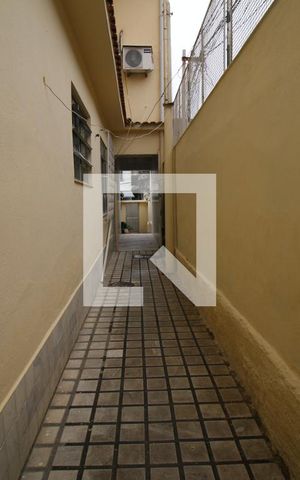 Casa à venda com 329m², 5 quartos e 3 vagasCorredor externo da casa