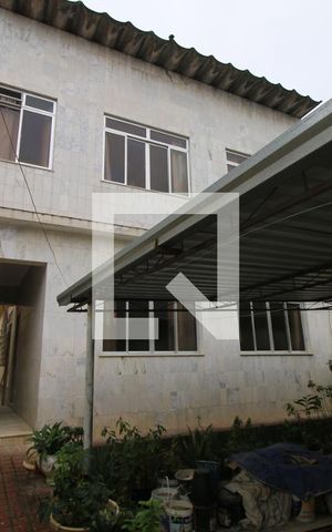 Casa à venda com 329m², 5 quartos e 3 vagasFachada interna e Garagem