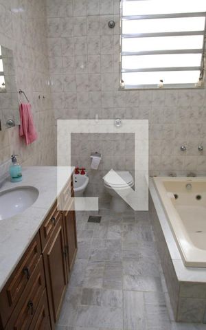 Casa à venda com 329m², 5 quartos e 3 vagasBanheiro Social 1 