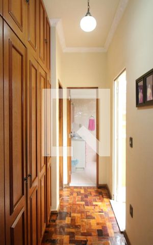 Casa à venda com 329m², 5 quartos e 3 vagasCorredor