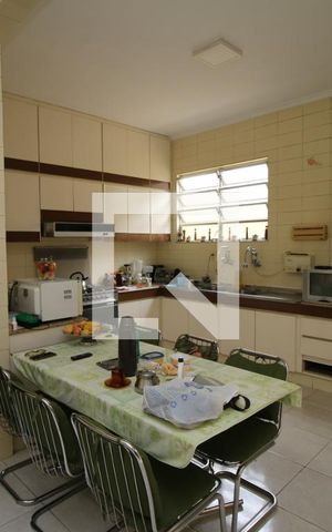 Casa à venda com 329m², 5 quartos e 3 vagasCozinha