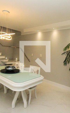 Casa à venda com 240m², 3 quartos e 2 vagas Casa à venda com 240m², 3 quartos e 2 vagasSala