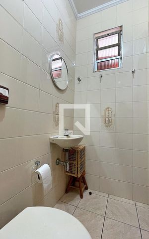 Casa à venda com 180m², 4 quartos e 2 vagasBanheiro de serviço