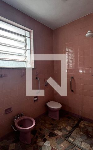 Casa à venda com 355m², 6 quartos e 2 vagas Casa à venda com 355m², 6 quartos e 2 vagasCasa 2- Banheiro